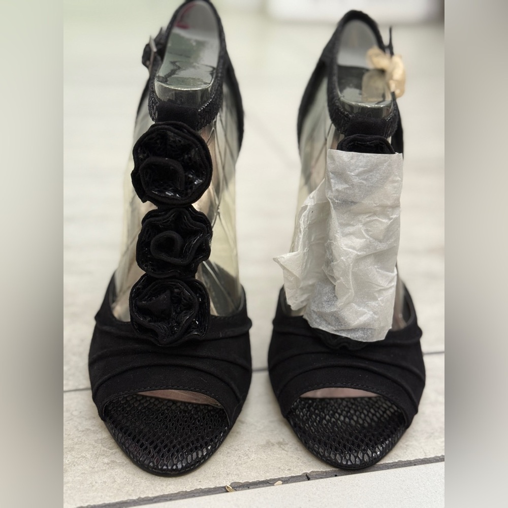 Steve Madden Luxe - Vintage - Black Heels with Floral Accents & Peep Toe - sz 9